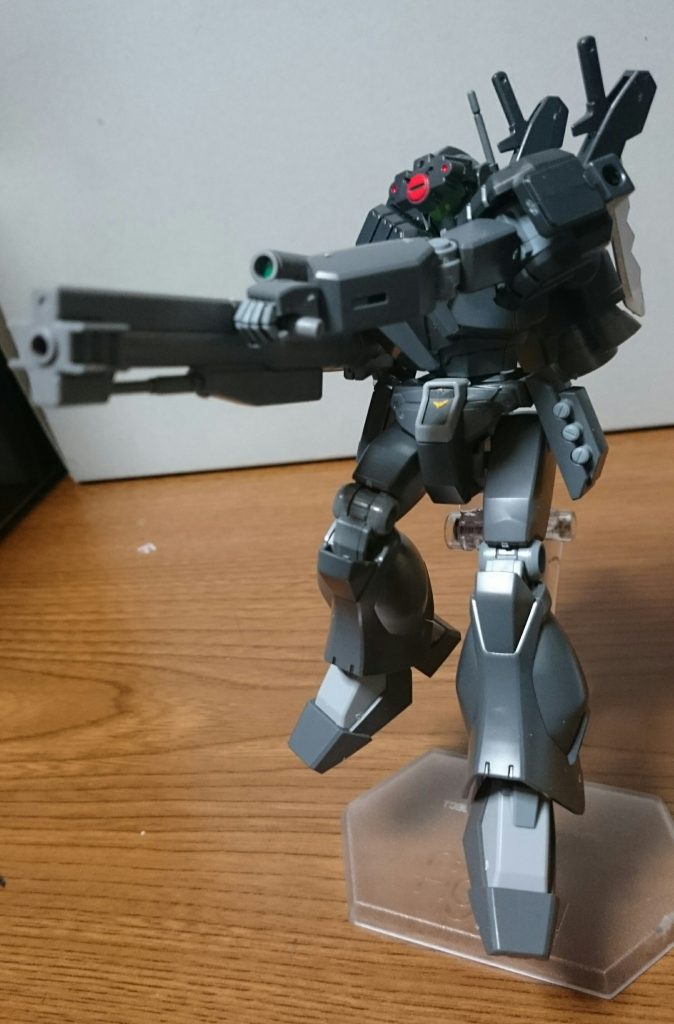 ・ゴーストジェガンF
こちらは作中に登場した手持ち武器をK9のビームスナイパーライフルの装備にしてるっス。こちらのライフルは特に何も手を加えてはいないっス。
ジェガンは手首も関節もしっかりしてるので、構えやすいっス