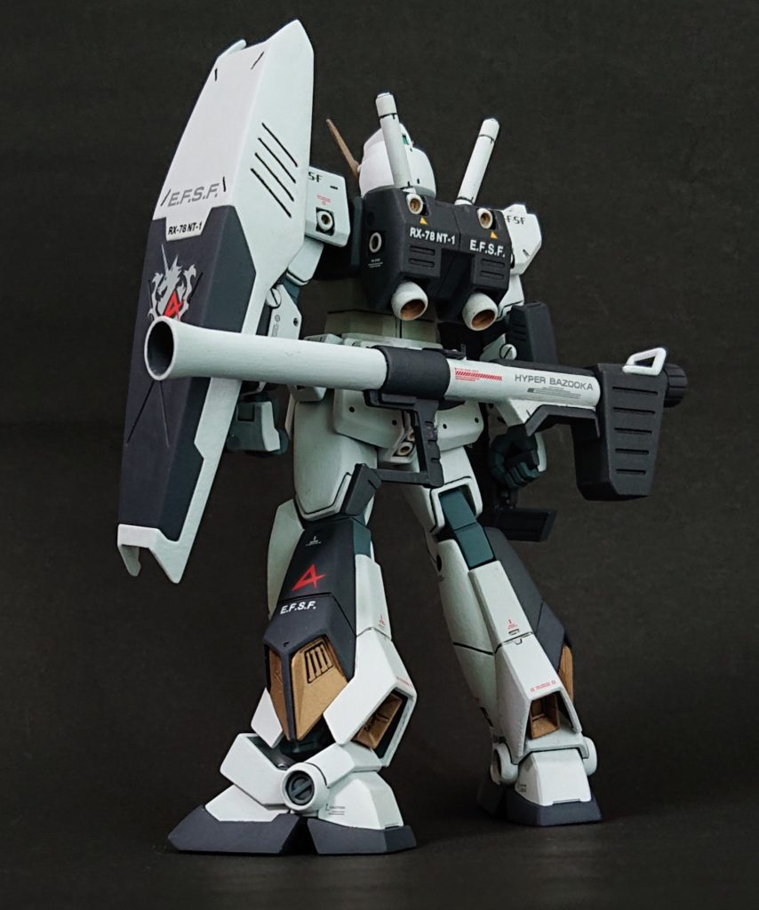 腰裏のアーマー取り付け用の穴を塞ぐついでにバズーカのマウントラッチを取り付けました。カラーリングはネットで作例を漁っていたところ、このカラーリングがあまり目にしなかったので、他の人は違うアプローチをしてみました。