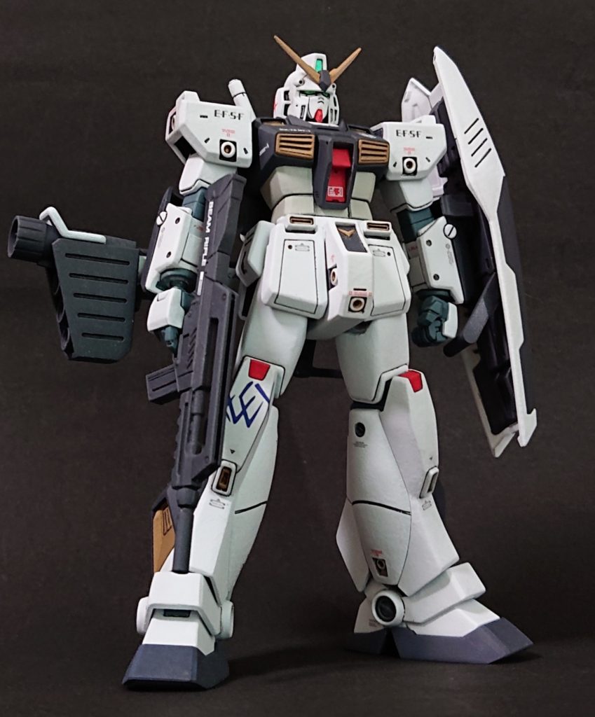 前回NT-1を作ってこのキットの格好よさを知り、再びチャレンジしました。
今回はアムロ機として制作。チョバムアーマーは装備せず、代わりにハイパーバズーカを装備させました。