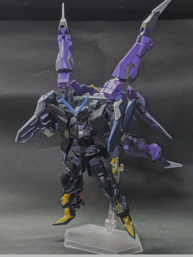 ミーティア形態。サクリファイスの名の通り、味方機とドッキングしている時は自らの身を、敵機とドッキングしている時は相手を犠牲にして戦闘を有利に進める。