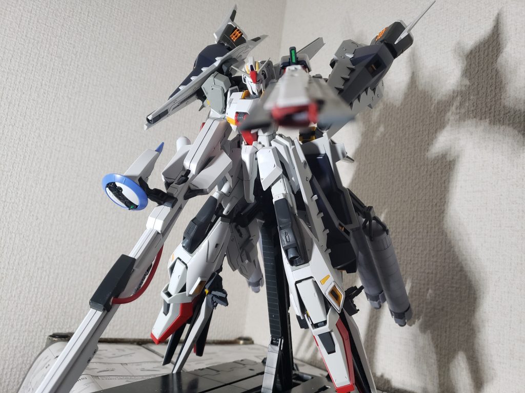 ロングヒートブレード〜今回は左腕に装備ですプロヴィデンスガンダムのように大型ビームサーベルをぶんぶんします(笑)※実際にMGプロヴィデンスガンダムのサーベルエフェクトを取り付けます(笑)+