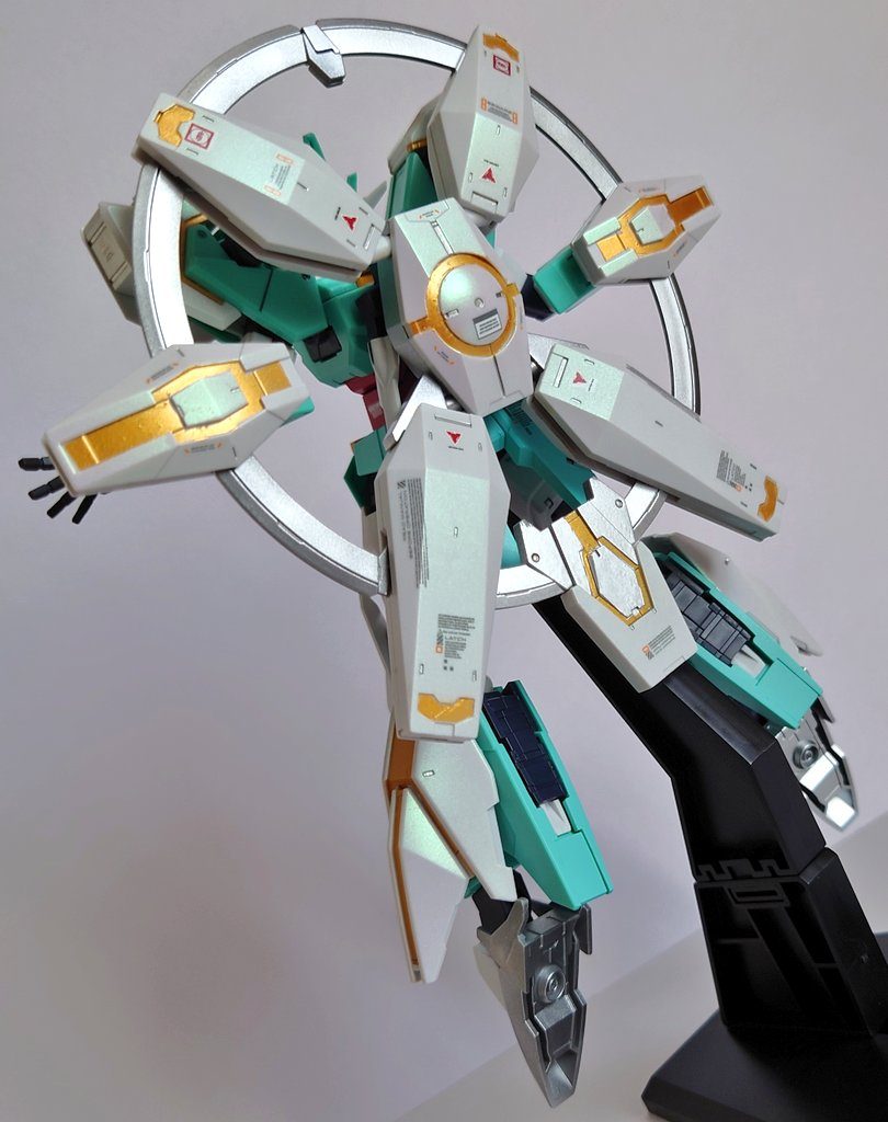 ネプテイトガンダムの白装甲の部分にMr.クリスタルカラーのトルマリングリーンを使用しているので、光が当たると綺麗に発色します。