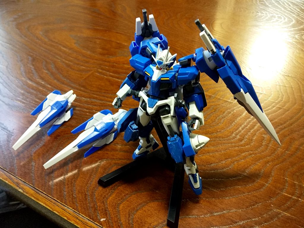 元々制作していた、太陽炉を6基搭載した「トライオーズガンダム」をベースに、バスターソードを取り付けた写真。
この段階は、個人的にアストレイレッドドラゴンの様な見た目。