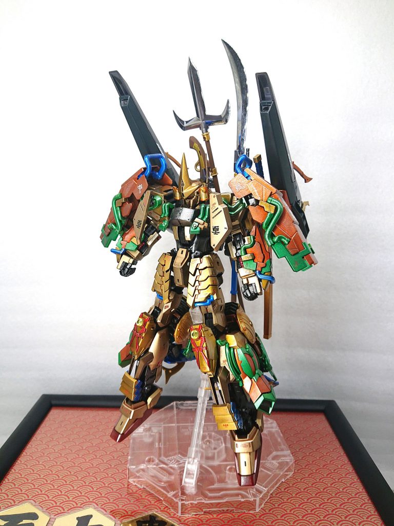 【前】
MG百式ver.2にMG真武者頑駄無の甲冑を着せました。
兜の前立てはBB戦士武者百士貴のものを使ってます。
SD戦国伝が大好きな自分の妄想設定では、「剛熱機械(からくり)師 駄舞留精太が百士貴に依頼され、真武者頑駄無の甲冑と大将軍の大筒を参考にして作った甲冑」です。
配色は、派手な百式に派手な歌舞伎をイメージしたもの(某お茶漬けの色)を参考にド派手にしてみました✨
+