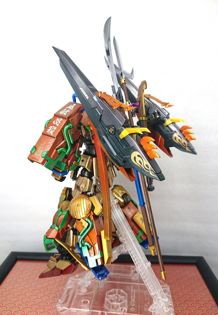 【後】
二つの大筒はハルートのGNバズーカを使いました。1/144なのに1/100にぴったりなサイズ感です✨
また、真武者頑駄無の肩鎧を使い、アヴァランチエクシアのダッシュパーツユニットを意識したホバーユニットを作りました。
+