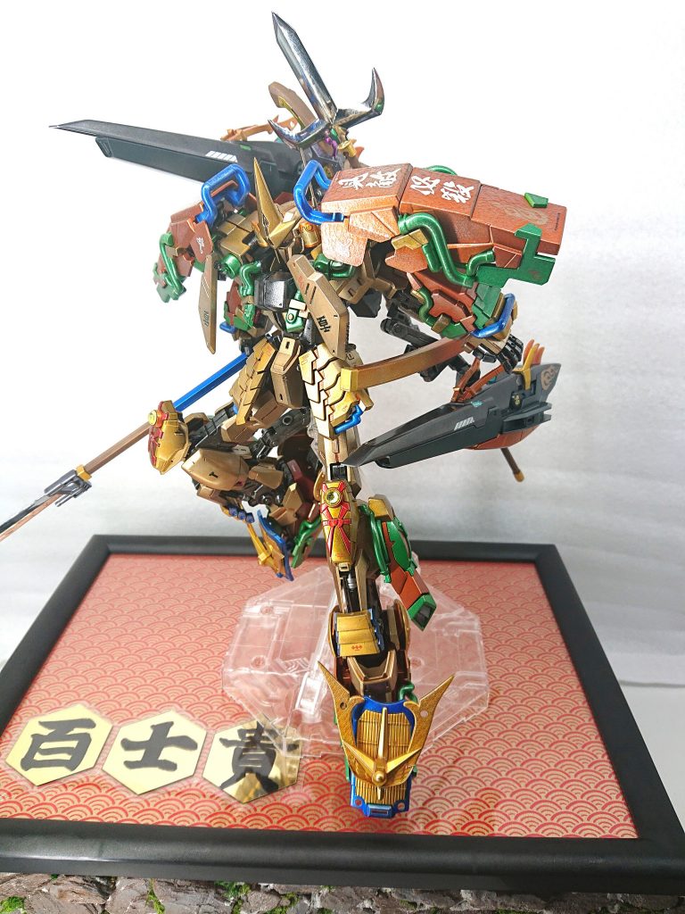 アームアームズを使った接続軸のおかげで、ヴェスバーのように腰の位置にも動きます。
+