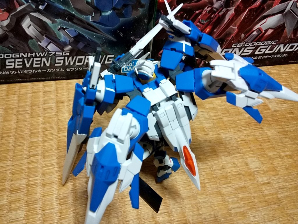 上から見下ろすとこんな感じ
元々クロスボーンガンダムフルクロスをイメージしていましたが、思ったよりボリューミーでクシャトリヤのような雰囲気になりました。