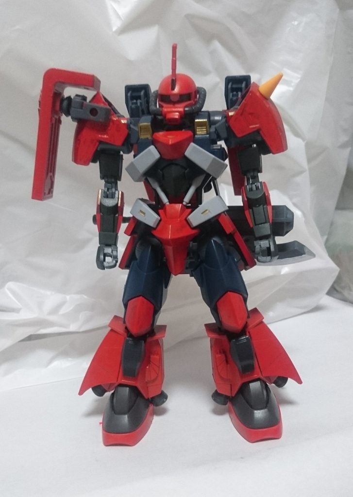 胴体、腕、膝上は漏影を使い、頭、脚部はザクを使用しています。右肩のザクシールドは多少可動し、外せます。
+