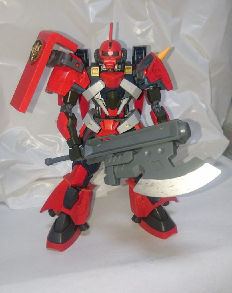 ヘビーアクスザクの近接用の武器といえば、斧!という事で作られた大型の斧。重量もあるが、片手でも振り回せるようになっている。未使用時は腰部に装着可能です。※ヘビークラブにダンボール戦機のアクスを付けたものになります。
+