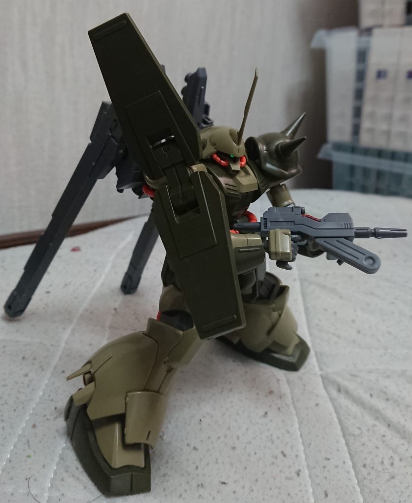 スラスターを追加したことで、一般兵では取り扱えないため、パイロットはニュータイプもしくは、強化人間に限られる。
+