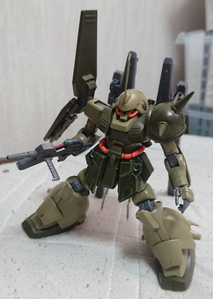 U.C.0096、連邦とネオジオン残党の戦争に反発する民間人の少年がtec社からこの機体を奪取。しかし、ニュータイプもしくは、強化人間にしか扱えない欠陥兵器を操縦することは彼には出来ず、tec社に拘束されてしまう。射殺されそうになり、危機的状況に陥ったが、tec社に1機のギラズールが墜落し、その混乱に乗じて脱走。tec社所有のネモで脱出したが、外は袖付きと連邦との戦争が激化しており、旧式のネモではすぐに撃墜されてもおかしくない状況だった。そんな危機的状況から脱出できずにいた少年に助け船を出すものが……強奪に失敗したマラサイが彼の脱出をサポートした……
+