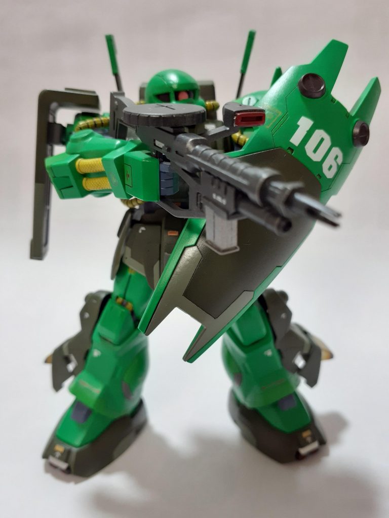 シールドごしから射撃…イイですね。
    +