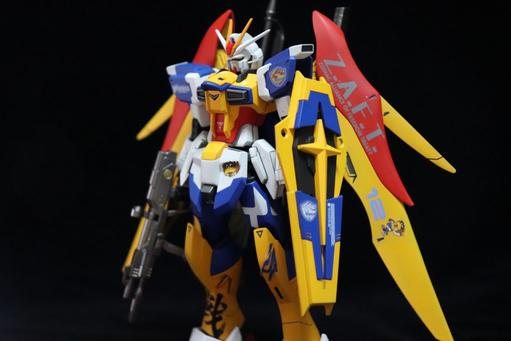 ベガルタ レッド、ブルーそしてゴールドをトリコロールとして取り入れましたもともとがかなり黄色だったので、かっこよく仕上がってよかった…肩にはロゴとエンブレム、フロントアーマーにはベガッタ君そして足には「戦」の文字を。
    +