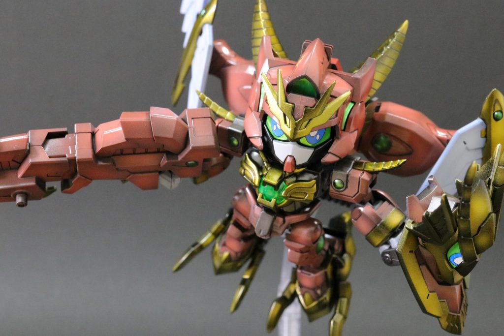 見る角度によって表情が変わるのが面白いですね。
    +