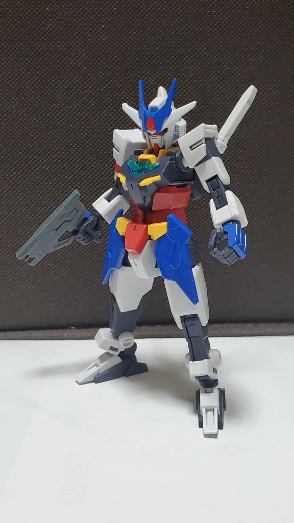 コアガンダムはフロントアーマーとアンテナと手の甲が着いた状態がデフォルトです。通常装備は、ビームハンドガン、ビームトーチです。