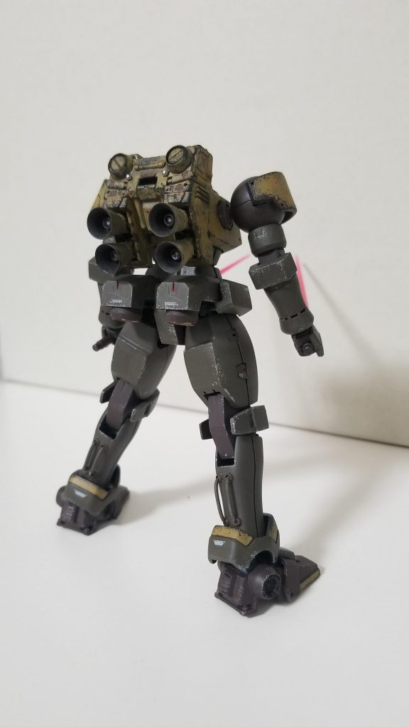 リーオー1号。隊長機です。機動性に優れているため武器はサーベルのみ。