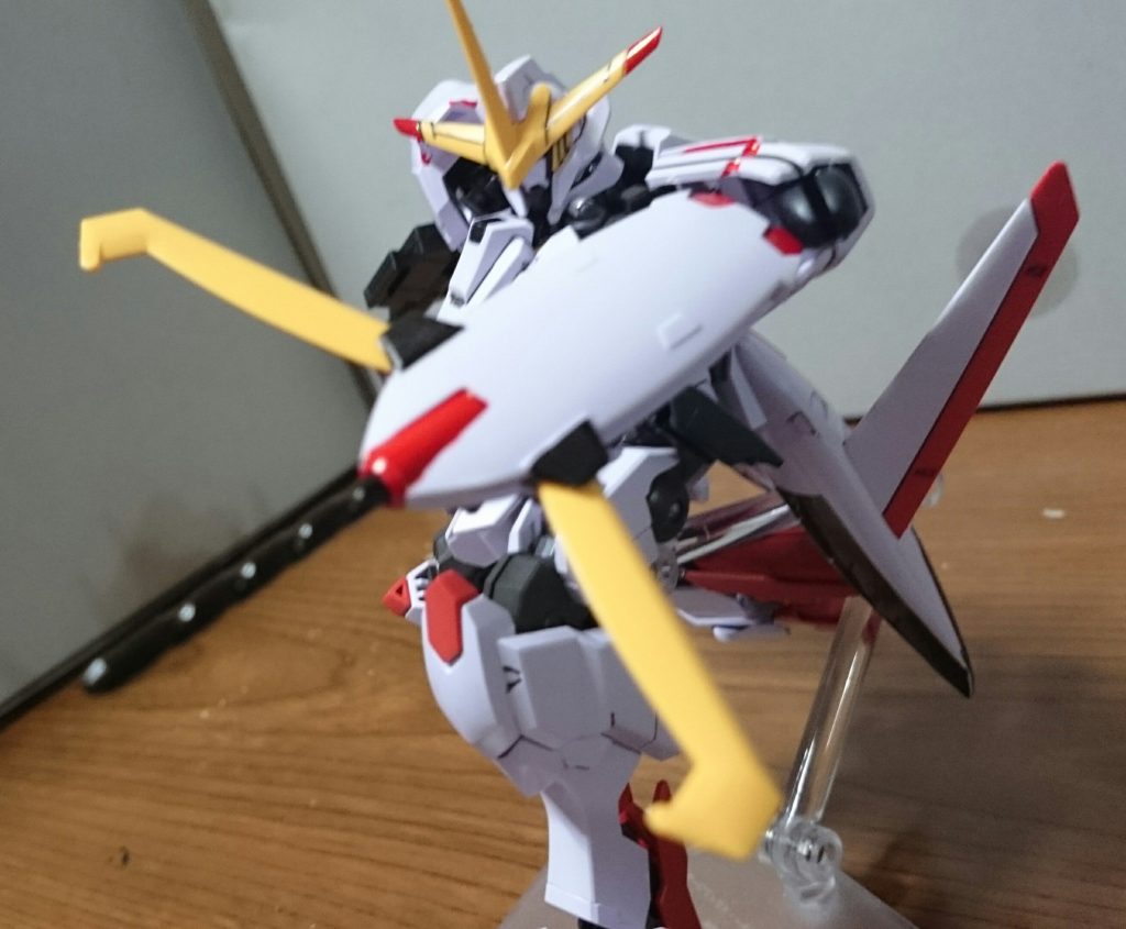 ・クラブシールドクローで拘束して、内部のニードルを射出とかいうどこぞのキュリオスのようなシールドっスね。てかニードルというよりはドリルっぽい形状…ちなみにクローとニードル以外は全てホワイトなので、シールを貼るか、塗装する必要があるっス