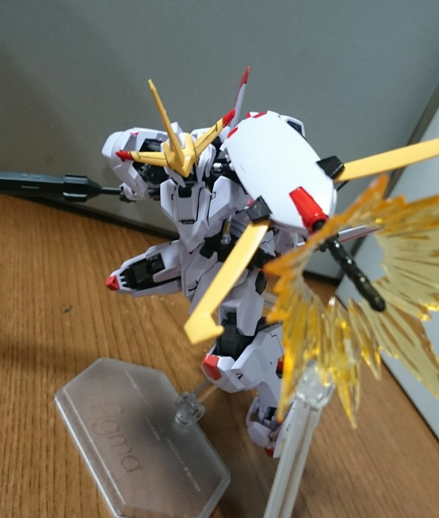 やっぱりこれキュリオスのシールド…ちなみにシールドをマウントするパーツは左右に可動し、マウント位置をある程度選べるっス。この機構の影響で前腕は新規パーツっス