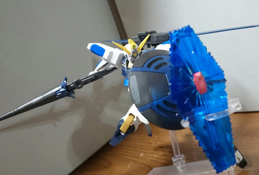 ・サークルシールド魔法の力でビームシールドを展開！……という設定っス。ちなみに腕のビームシールド基部も塗装してるので、外すときに剥げないか心配……ということで、この設定&エフェクトパーツをAストフリから拝借してきたっス。また、シールドを持たせてると、手の甲のパーツが外れやすく、シールド用の左手を別個に用意してシールド専用の物は接着してるっス。ちなみにエフェクトは裏をマッキーの青で塗装してるっス