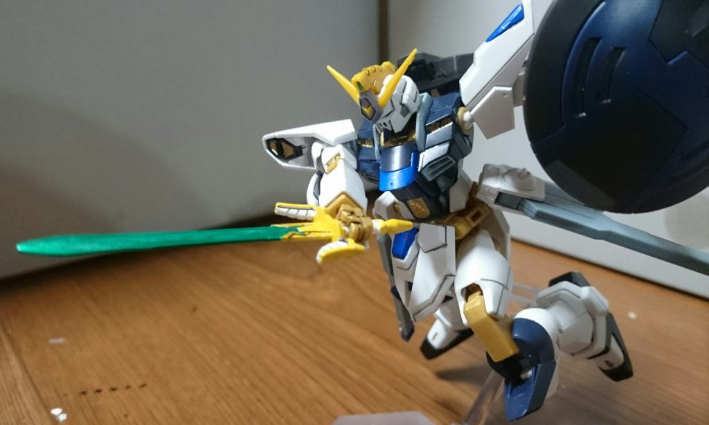 ・魔法剣「ガラティンマジックソード」手持ち武器がシールドとショットランサーだけでは寂しいので、ガラティンロングソードを風を操る魔法の剣という設定で追加っス！某風の傷みたいな感じでカマイタチ的な風の斬撃飛ばしそうまぁ、「イメージングダイバーズ」でキャブテンジオンも言ってたっスけど、ジャスティスナイトに比べて、こちらは元ベースの固定武装はそこそこ残ってるんスけどね。