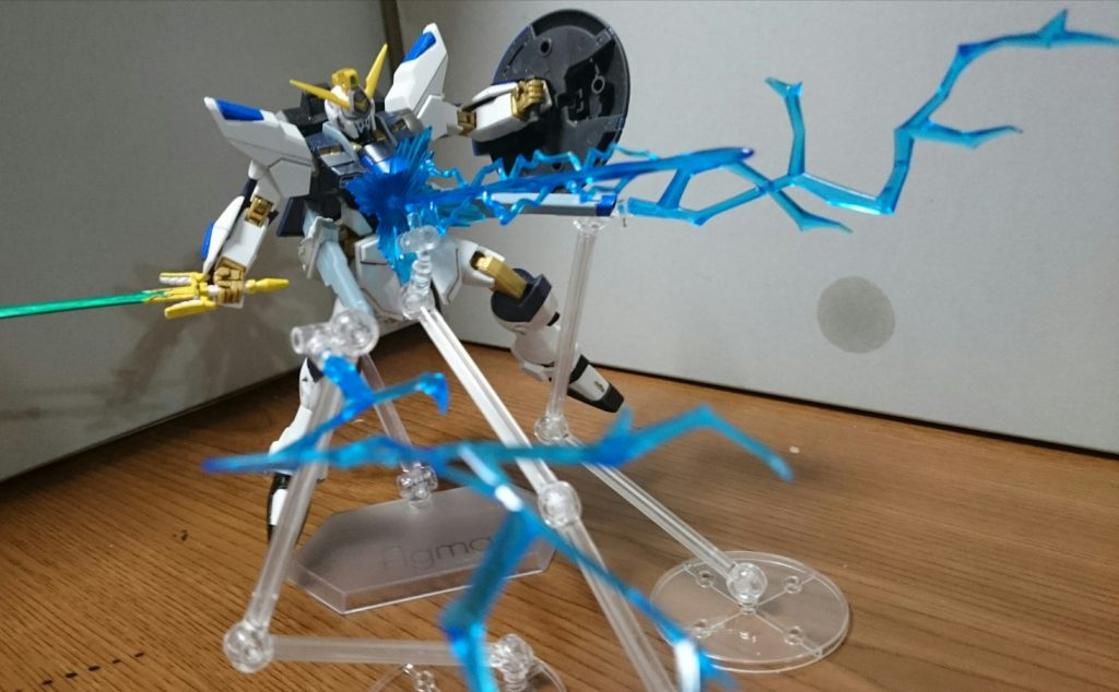 ・固定武装フルバースト！魔法ということで、レールガンやカリドゥスのエフェクトはブルーに変更っス……というかフリーダムナイト用に買い集めはしたけれども！合いそうなのがこれしかなかっただけという！……魔法って便利な設定だよねー！