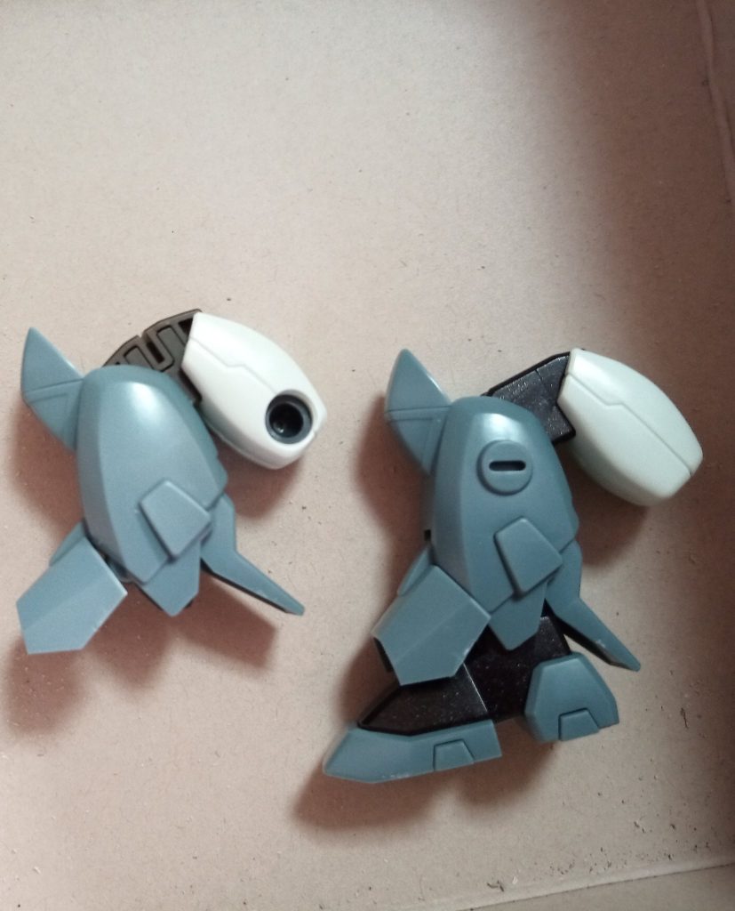 りリーオーの関節を仕込む事で可動範囲を広げました。全長が少し縮んだ気がします。の真ん中にあるスリットは1mmのプラ板を差し込んで埋めました。関節の接続には3ミリプラ棒を使用しました。関節を仕込むにあたって、太ももが干渉したので幅を1mm延長しました。