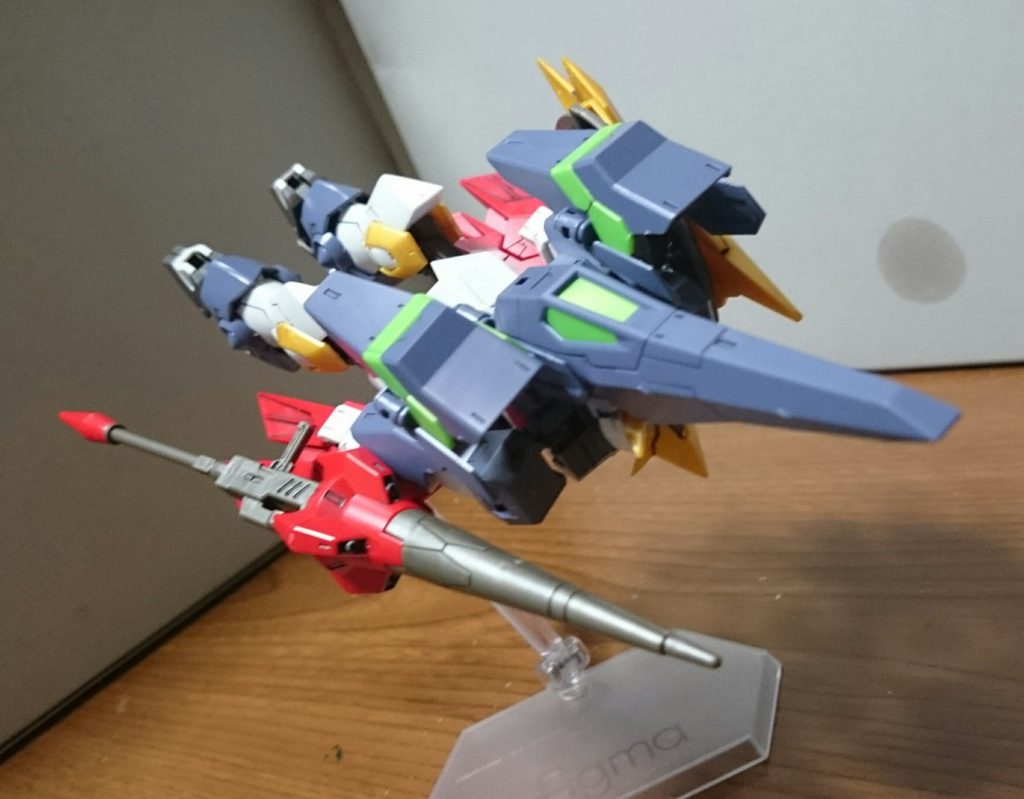 ・高速巡航モードいわゆる寝そべり変形というヤツっスね。機首や肩に使われているグリーンのどちらかはシールかな、と思ってたんで、全てパーツ分けされてたのは驚きっス