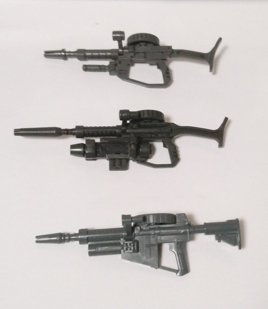 ロバート准尉が愛用していたのは中央の試作型ザク・マシンガンである。連発可能なグレネードランチャーやセミオート機能、長銃身故の安定感を持つ本銃はテストで好評価を得ている。しかし戦場での取り回しに難があり、本格的な量産は却下された。本銃の反省点をもとにした「MMP-78 120mmザク・マシンガン」(写真最下部)が製作された。※この設定は公式設定ではありませんが、あしからず。