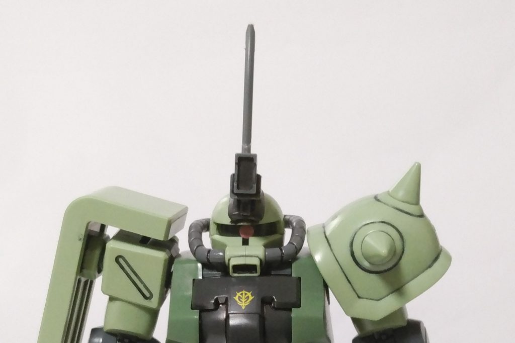 本機の最大の特徴点は頭部の実体剣である。フェイント攻撃で最大の効果を発揮することが可能。センサーも併設され、上部の視界も向上している。