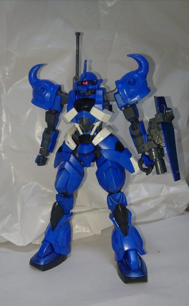 ガトリング砲を身に付けなければ、シンプルな立ち姿になります。頭部、肩アーマー、脚はグフカスタムを使用しています。少し脚が長くなって当初は違和感を感じてましたが、今ではこれくらいでいいという感じです。