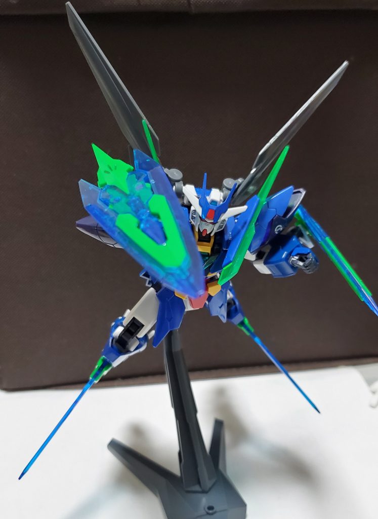 アームユニット:ブレードモードアームユニットを剣状にし切断や刺突を行う。