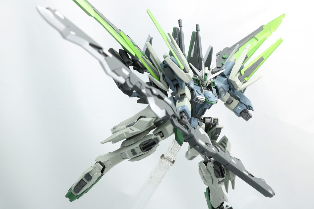 連結してハルバードモードにすることも出来ますバックパックのブレードウイングは最大出力時に、刃にエネルギーフィールドを纏わせて更なるスピードアップが可能(という設定)