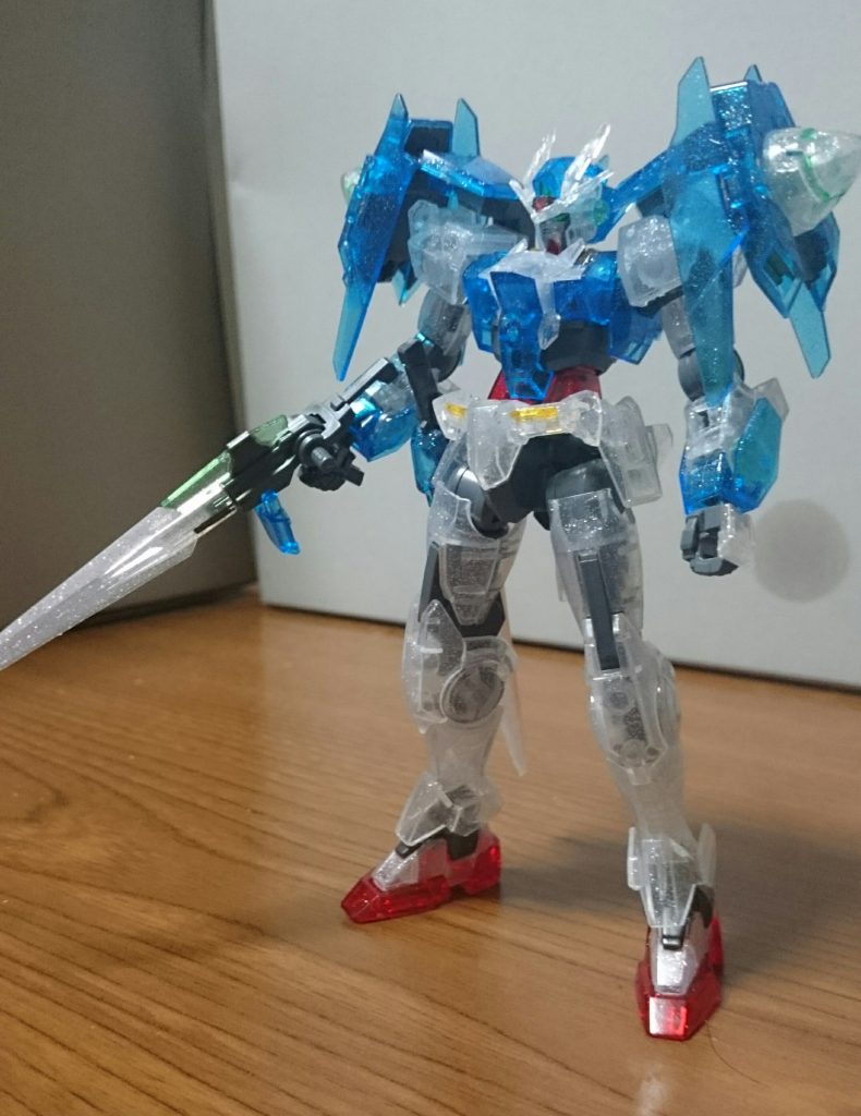 ・ダイブ イントゥ ディメンション クリアver.(以下DIDC)こちらは単品版のダブルオーダイバーをベースにグレー以外のパーツがラメ入りのクリアパーツに変更されたものっスね。単品版がベース故に頭部のクリアパーツは薄いグリーンのままっス部分塗装と「へ」の字部分のみスミ入れを施してるっスまたツインアイは緑のマッキーで、周りの黒い部分はグレーで塗装してるっス。頭部丸々(というかキット全体)がクリアパーツなので、うまい具合に光を透過して、ツインアイが目立つようになってるっス