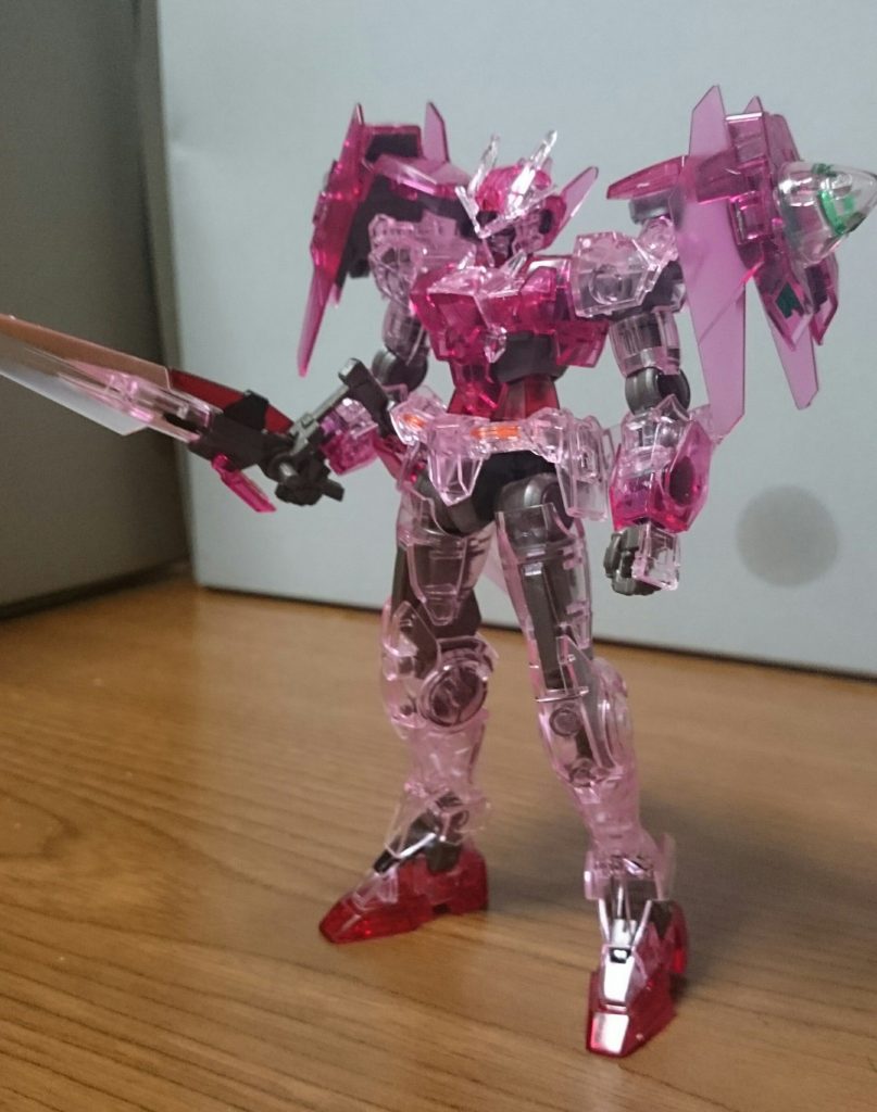 ・トランザムクリアver.こちらはトランザムカラーのクリアキットっスね。原典作品のトランザム機体とは違い、コンデンサやセンサー、ツインアイの色も赤く変化してるっスねこちらも部分塗装と「へ」の字のみのスミ入れっス。ただ、通常キットでグレーだった部分はガンメタの成形色に合わせてメタブラックで塗装してるっス