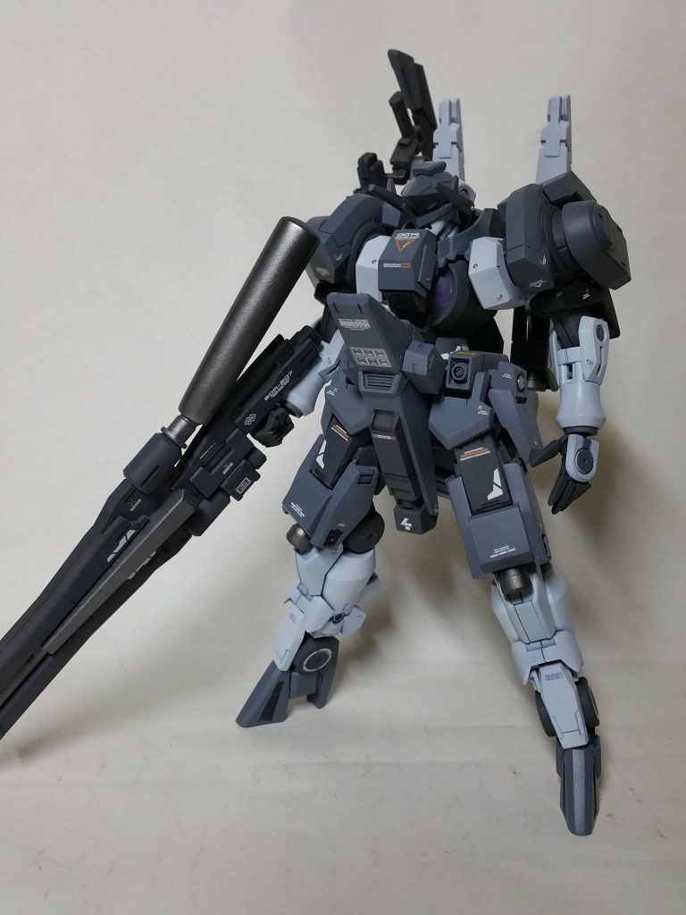 基本的な武装として主兵装の大型ライフル、他には実体剣のショートソードと通常のジンクスのライフルを背中にマウントしております。股間の盛り上がりというかコクピットは脱出装置としてある程度飛ばせたらいいなぁといった考えから大型化しました!