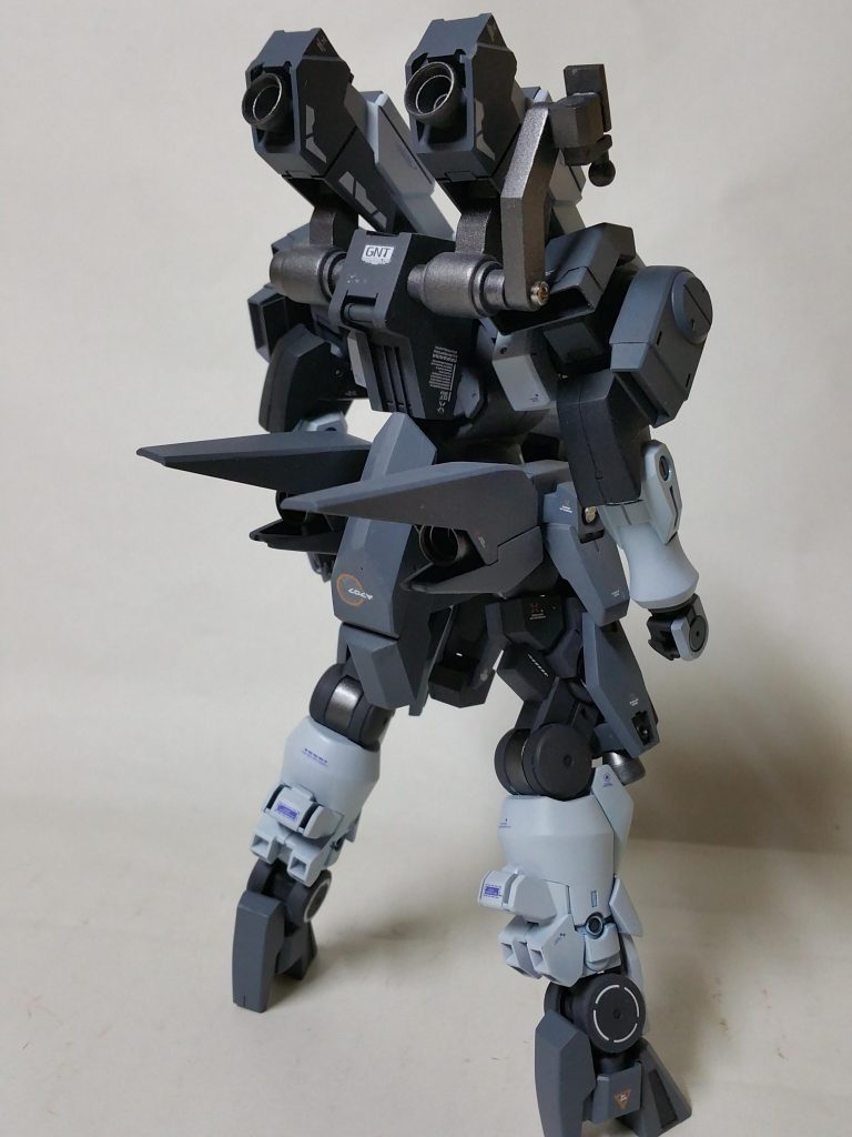 武器無しの姿&サブアームを展開した状態。武器を持ったり敵に食いついたりできたらいいなぁと!展開状態を高機動モード的なものと考えバーニアが後ろに向く形にしました。