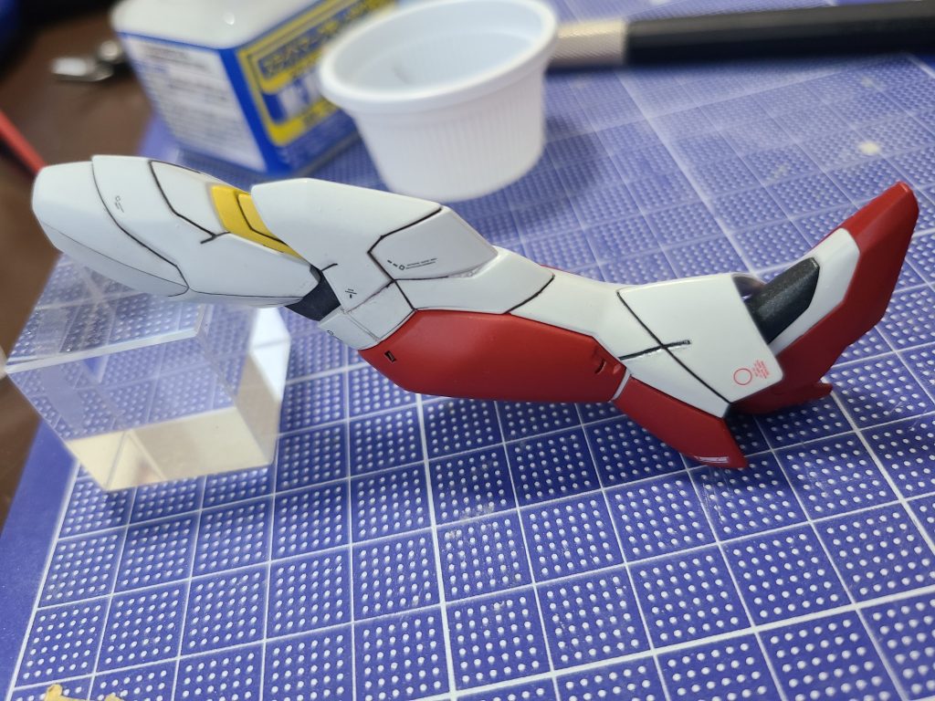 (汚い制作風景が写っていますが気にしないで下さい…)他に大きく変更した部分としては、頭部、肘、腰部、膝です。(どのパーツか分かりますかね…?)2作品のミキシングという歪さをいかに誤魔化せるか…と考えつつ制作しました。