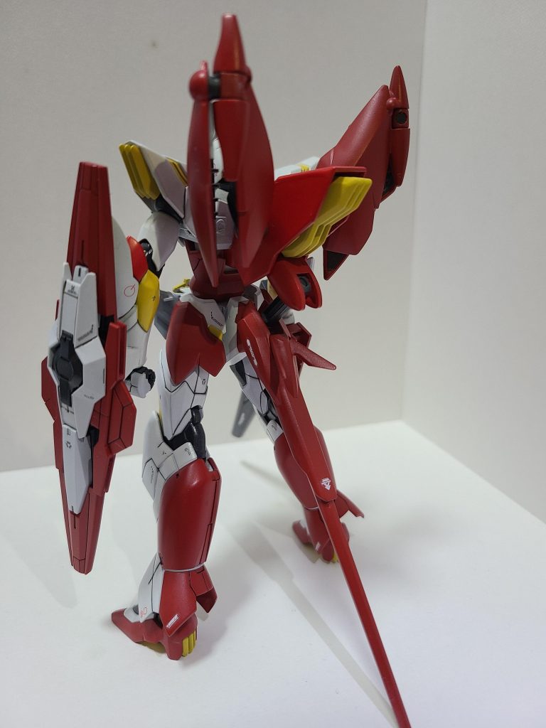 バックパックはレギルスのものでは小さいと感じたので、一回り大きいものをプラ板で制作しました。それに伴い、中のフィンのパーツ(と肩のフィンのパーツ)をレギルスより大きいもの(背中はゼイドラ、肩はギラーガ)に置き換えています。