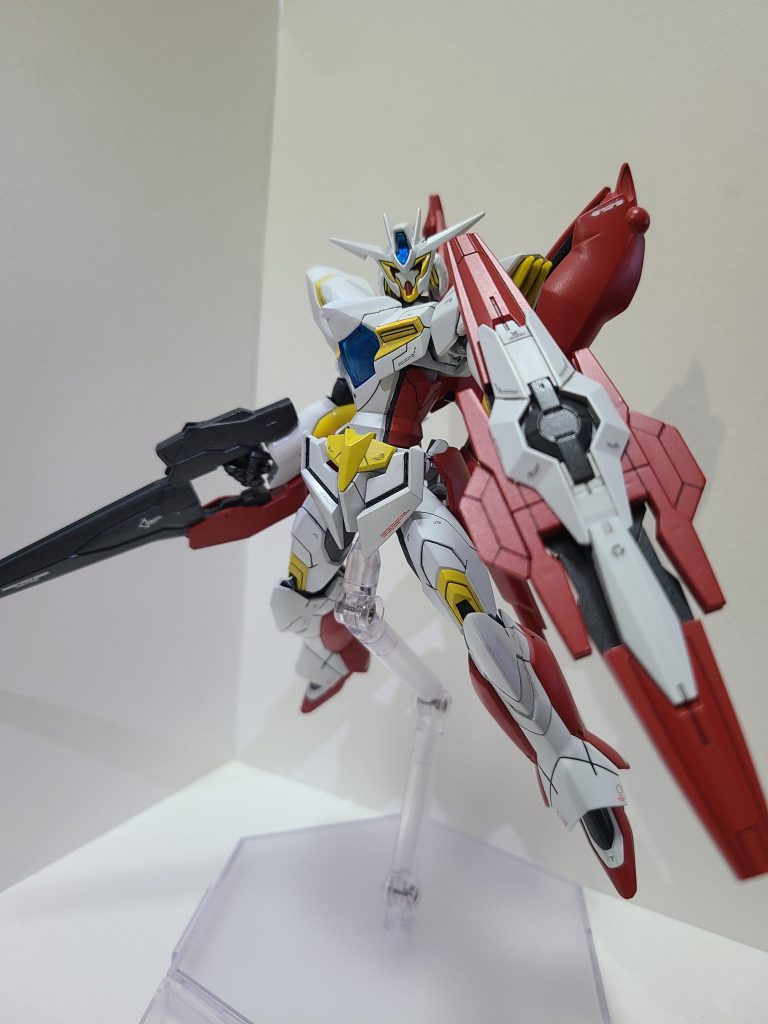 ライフルと盾は自作しています。盾は、ファングの展開機能を残してあります。リボーンズの腕の前腕、武器との接続部には「武器類へのエネルギー供給の役割がある」という設定があるので、レギルスの腕へその部分を移植しています。(2枚前の画像を見て頂けると分かりやすいかもです)