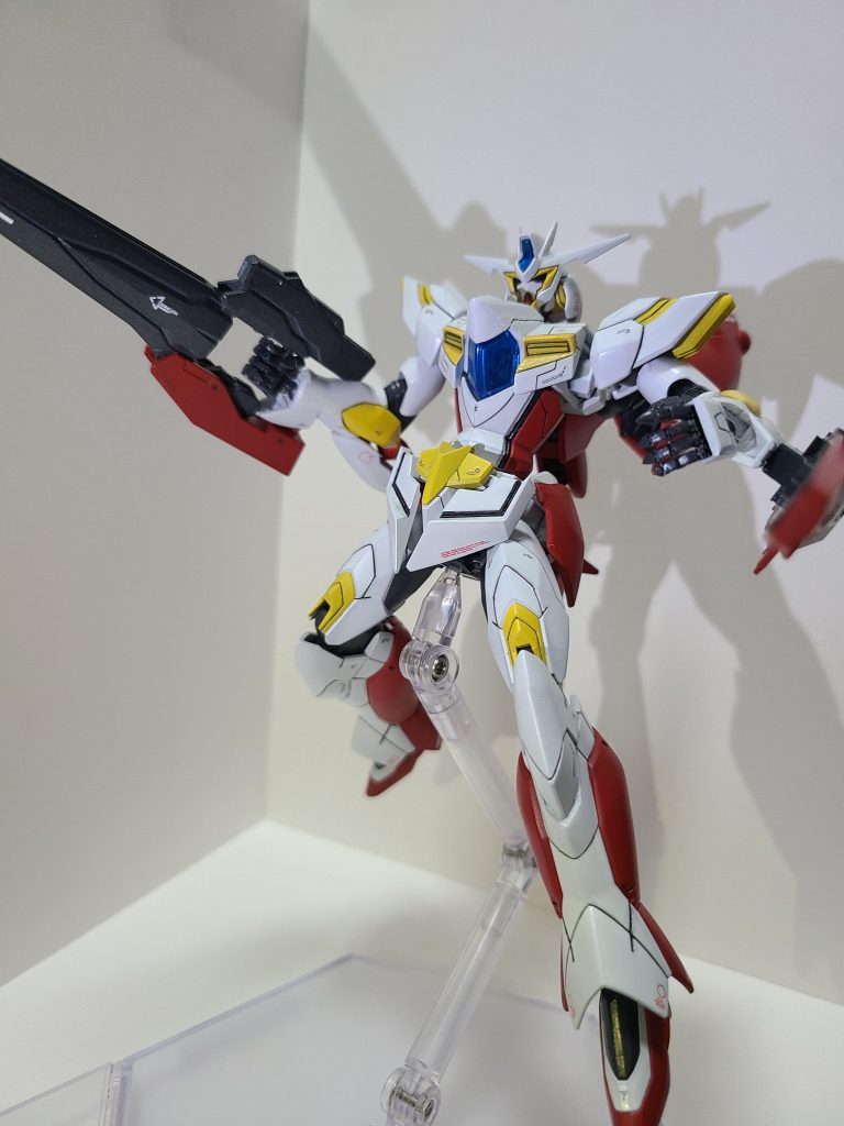 胸部のビームバスター、背部のテールキャノンも使用出来るという設定です。ここは、ヴェイガン系の技術を移した部分です。(設定で言えば、足の展開する部分からはレギルスビットが射出可能です。ガンプラでの再現技術が自分にはありませんでした…)結果として、リボーンズガンダムのキャノン形態をオミットする形となってしまったので、その分の火力不足を補う兵装となっています。(9/5追記)