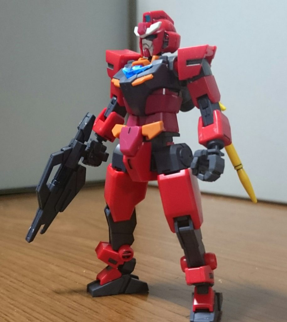 ・コアガンダムリゼ通常のコアガンダムとの差異は頭部アンテナ&マスクとバックパック、ハンドパーツっス。内容は…頭部➡アンテナが短く、マスクの形状が変更バックパック➡バックパックのサーベルラックが左側だけの新規パーツになり、サーベル柄も変更ハンドパーツ➡コアガンダムII付属の物に変更。平手も付属といった感じっスね。ちなみに元のコアガンダムのパーツは全て付属するんで、余剰パーツを使うことで、真っ赤なコアガンダムを組むことも出来るっス