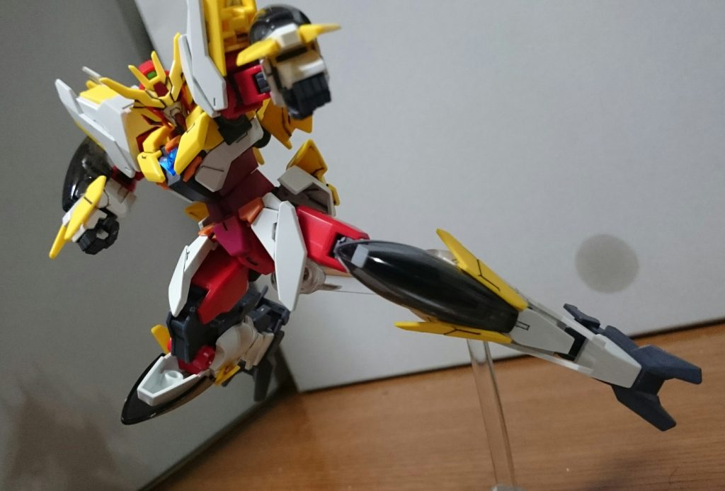 ガンダムアニマリゼだ…!!・ガンダムアニマリゼ前述の通り、新規パーツマシマシだったり、カラーリングパターンも既存のプラネッツシステムアーマーたちと違うので、ヒロイック感すごいっスね。アーマーのハンドパーツは指がバラけるタイプの、コアIに付属するタイプのハンドパーツを使用っスちなみにコアガンダムIIのハンドパーツを流用してるので、2期アーマーフレームパーツが余剰で付属するんスけど、そちらには一応取り付けは出来るっス(ただし肩がすっごく不安定)