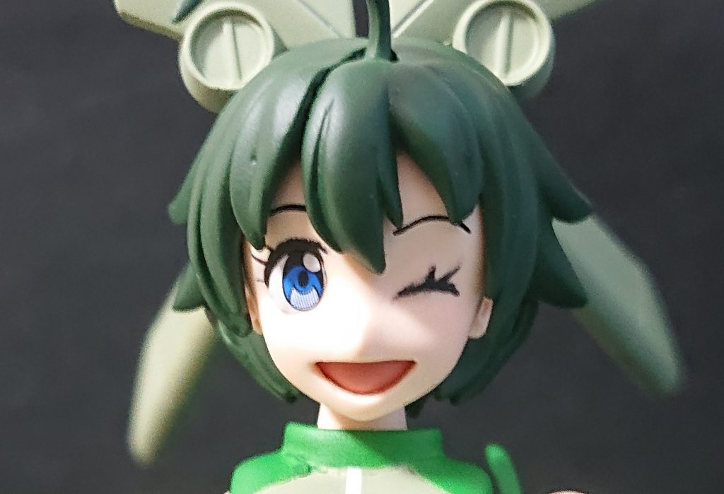 ウインク顔を加工して口を開いた笑顔にしてみました。瞳はシールですが睫毛は筆塗り。