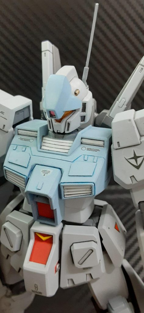 ジムⅢの腰部フレームにジムカスタムの腰周りのパーツが合うように調整しました。後頭部のアンテナはラリーカーのスケールモデルの余りパーツです。