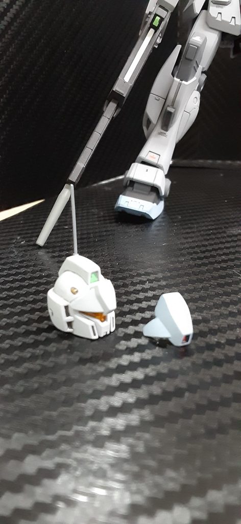 ジェガンのバイザーは削り込んで調整することで、脱着式にできました。センサー類は全てラピー貼りました。