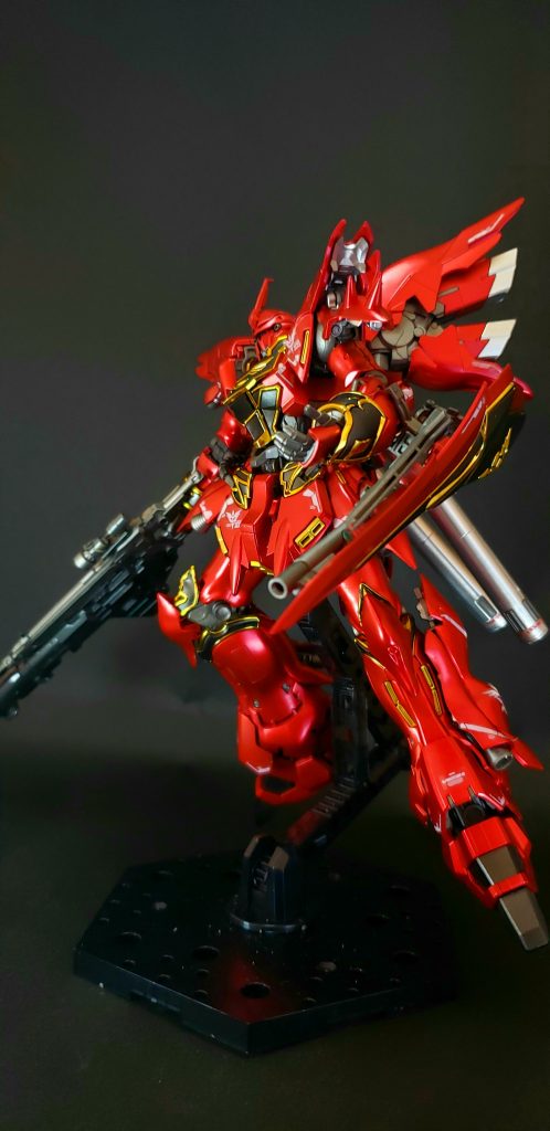 ファンネルなどの直接的な武装としてのサイコミュ兵装は持たないが、ニュータイプパイロットの思考波をMS内部のサイコフレームに感受させ、パイロットの脳内操縦イメージを機体の挙動へダイレクトに反映させるサイコミュ思考操縦システム「インテンション・オートマチック・システム」を搭載しており[10]、MS単体の機体制動・追従性・機動性を極限にまで突き詰めて設計されており、通常の手動操作を凌駕する反応速度と動作精度を誇る。