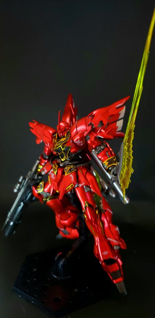 これによりサイコミュによる直接的な兵装なしに機動性のみで当代随一の機体として完成した[11][注釈 1]。操縦補助以外にも、開発側が意図していなかった機能として、乗り手の意思を汲み取るこのシステムを搭載する「UC計画」によって誕生した3機（ユニコーン、バンシィ[注釈 3]、シナンジュ[注釈 4]）は、パイロットのニュータイプ能力に呼応し、サイコフレームが最大共振すると、第二次ネオ・ジオン抗争時のνガンダムと同様に、虹色の光の力場「サイコ・フィールド」を機体から発し、他のMSとは一線を画する超常的な力を見せた。