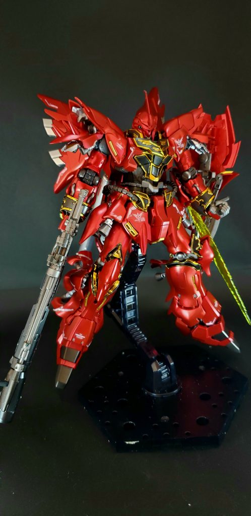 バックパックと両脚脹脛の左右側面に備えたフレキシブル・スラスターと、全身に配された多数のスラスター群により、いかなる姿勢においても高い機動力を発揮する。背面の推力偏向スラスターは猛禽類の大きな翼を想起させるような形状になっており、最大出力時には羽ばたくような挙動を行う。背面の推力偏向スラスターの下部には、サザビーのものよりも大型のプロペラントタンクが配置されており、戦闘ではこれを意図的に切り離すことで囮としても利用した。その高機動性は、インダストリアル7から脱出したネェル・アーガマを攻撃する際、周囲の無数のスペースデブリをまったく意に介することなく高速移動しながら戦闘していることからも窺える。フレキシブル・スラスターの進化と可動域の拡大により機動性能は更なる強化を遂げ、スタインで実証テストを重ねた後に段階的に行う予定であった「超高機動モード」への移行を一足飛びに導入した[7][15][注釈 1]シナンジュは、通常のMSには実現不能なアクロバティックな機動戦闘を行うに到った。