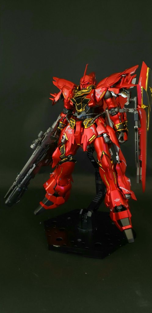 本来スタインはあくまで実験機であったこともあり、装甲の耐弾性には不安があった[16][注釈 1]が、シナンジュの装甲は耐ビーム・コーティングが一般的なMSの2層構造より3層も多い5層構造へと強化されている[17][注釈 1]。ネオ・ジオン残党軍を実質的に牽引するフル・フロンタルがフラッグシップ機として搭乗することもあり、パイロットの生存性を高めるためコックピット・ブロックは全面をルナ・チタニウムX系の材料で覆ったことで、スタインより遥かに防御力は向上し実戦機として充分な強固な装甲を有した[18][注釈 1]。また、シナンジュとその直属の親衛隊機やエース・パイロット機の、袖や襟のような装飾のエングレービング部分は、ガンダリウム系の新合金（ルナ・チタニウムXとする説もあり[19][注釈 1]）が採用され、一般機より装甲が強化されているとする説もある