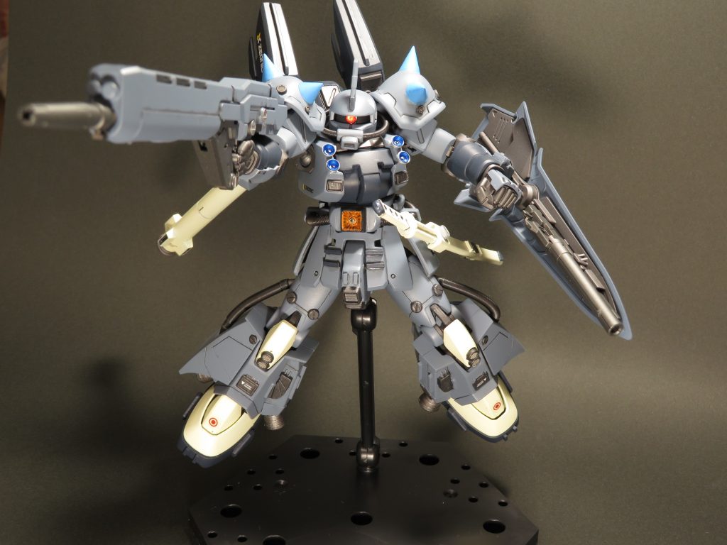 近接格闘武器に関してですが、ビームサーベルも考えましたが、やっぱりザクにはビームサーベルは似合わないと思い、実体剣(日本刀)にしました。各所に細かく設置した丸スラスターの内部には、初めて金属エッチングパーツを使用し、リアリティーを出してみました。